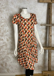 Joustava ja kevyt kesämekko, ei rypisty, O-pääntie ja kellohelma. Mukava päällä, koot S–3XL, täydellinen matkalle.