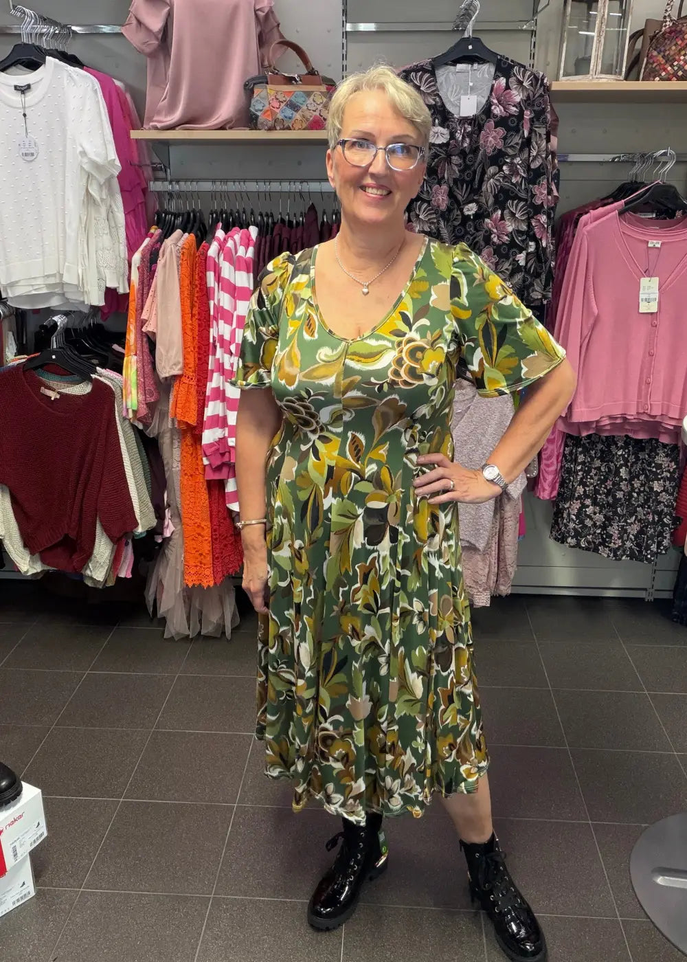 Vihreä kevyt kuviollinen mekko joustavasta materiaalista, V-pääntie ja kauniisti levenevä kellohelma