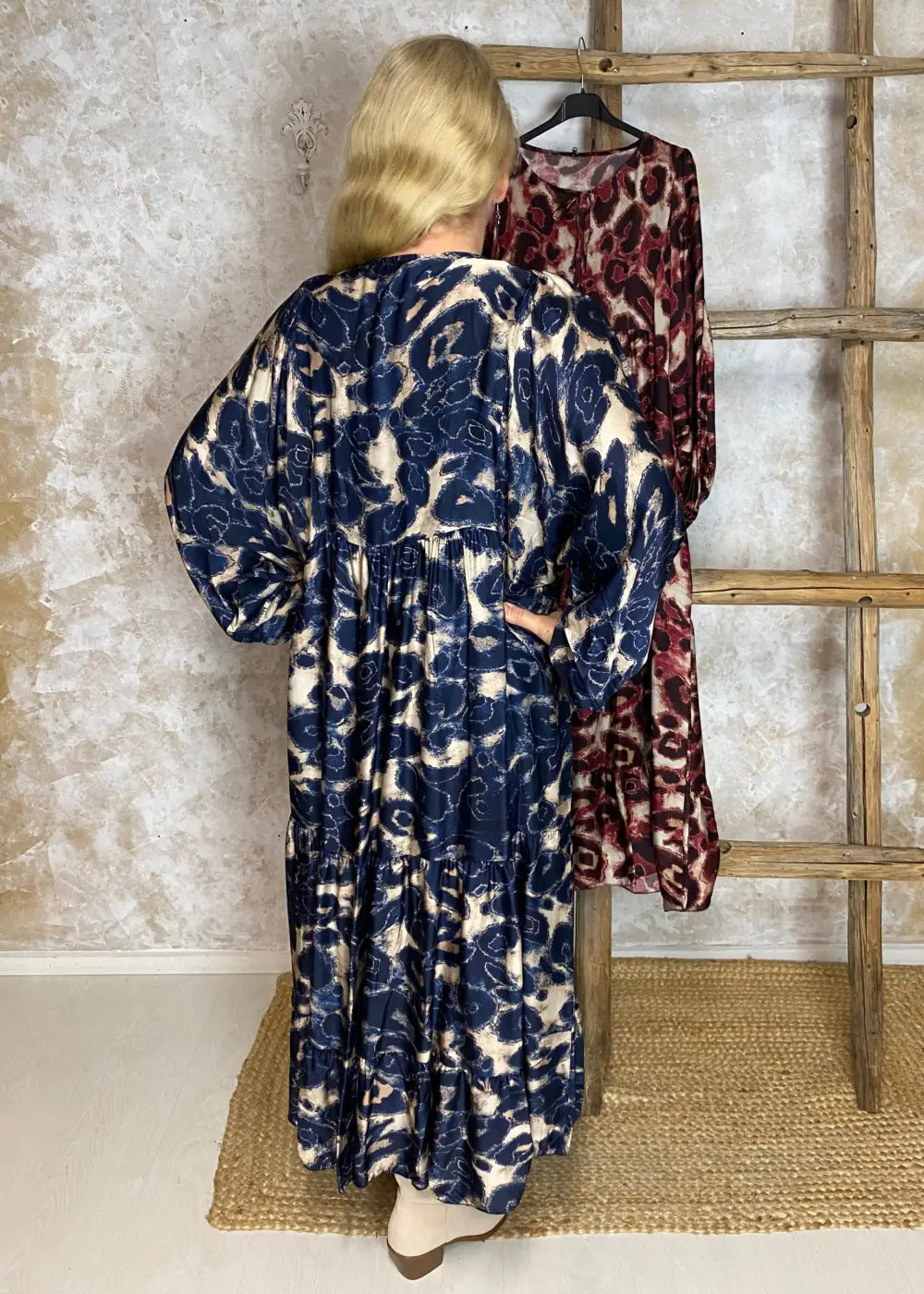 Pitkä silkkimekko, A-linjainen malli, V-pääntie nauhoilla, frillahelma ja leveät hihat kuminauharypytyksellä.