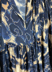 Pitkä silkkimekko, A-linjainen malli, V-pääntie nauhoilla, frillahelma ja leveät hihat kuminauharypytyksellä.