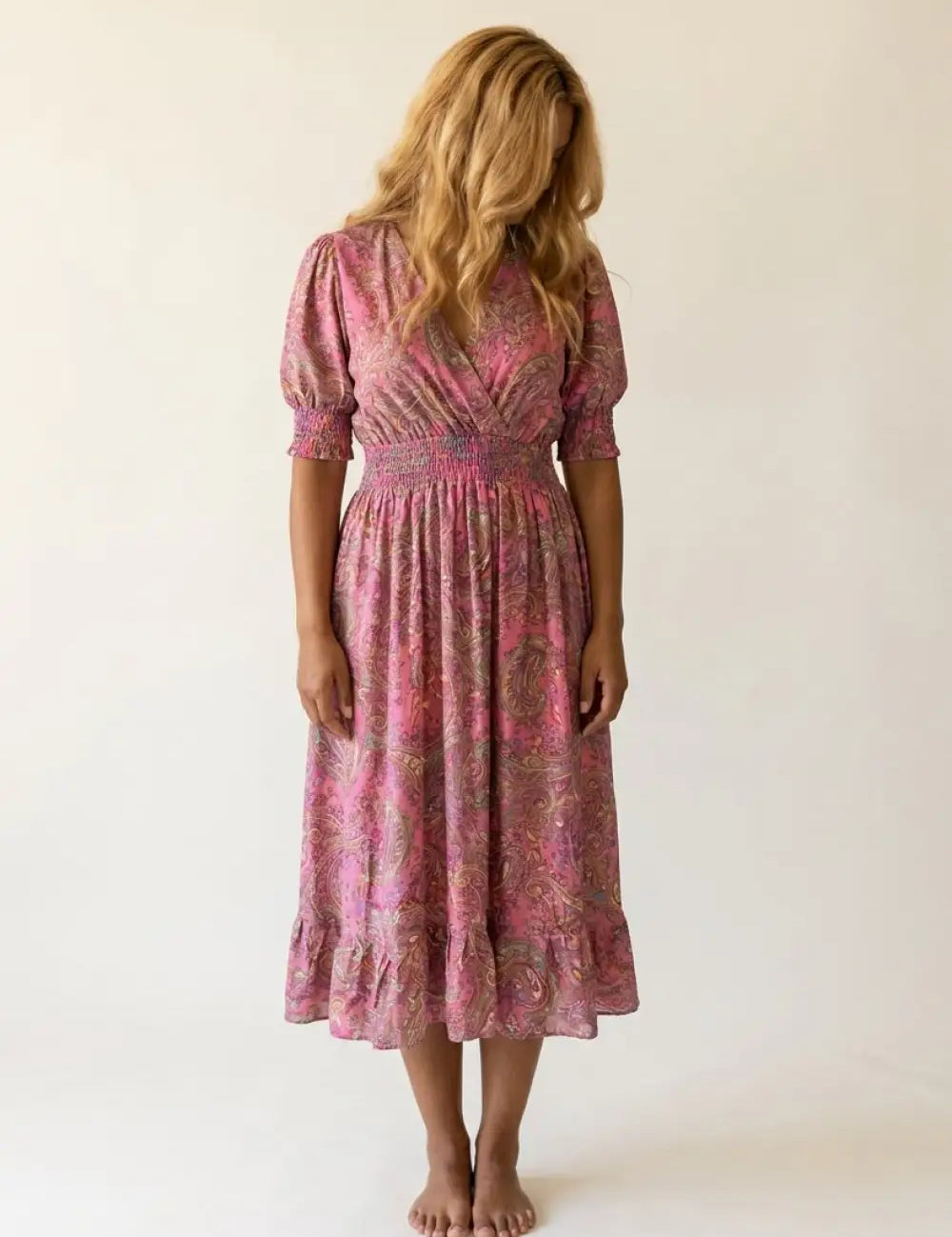 Pinkki valekietaisumekko paisley-kuosilla, joustava vyötärö, puhvihihat ja frillahelma, kevyt ja naisellinen malli, taskut