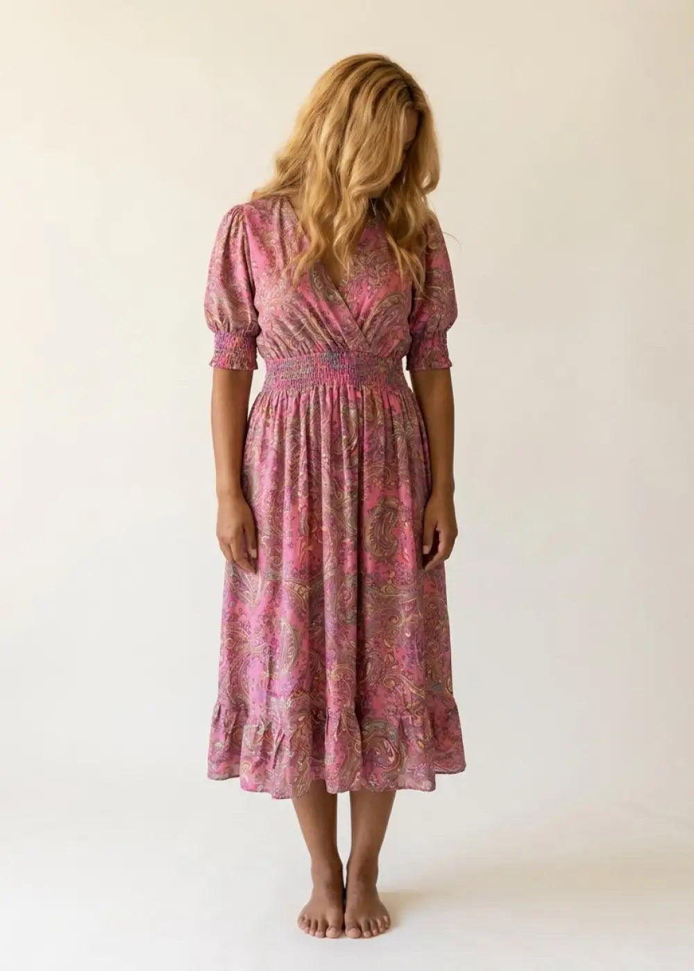 Pinkki valekietaisumekko paisley-kuosilla, joustava vyötärö, puhvihihat ja frillahelma, kevyt ja naisellinen malli, taskut