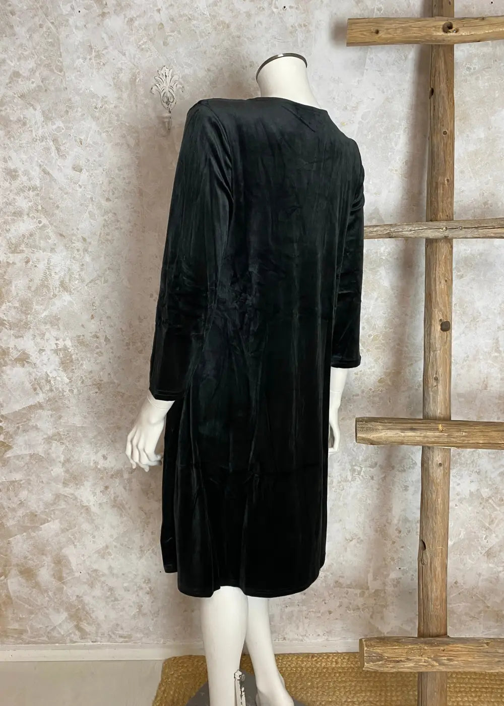 Ylellinen musta A-linjainen velour-mekko, jossa O-pääntie ja vajaamittaiset hihat – täydellinen arkeen ja juhlaan.