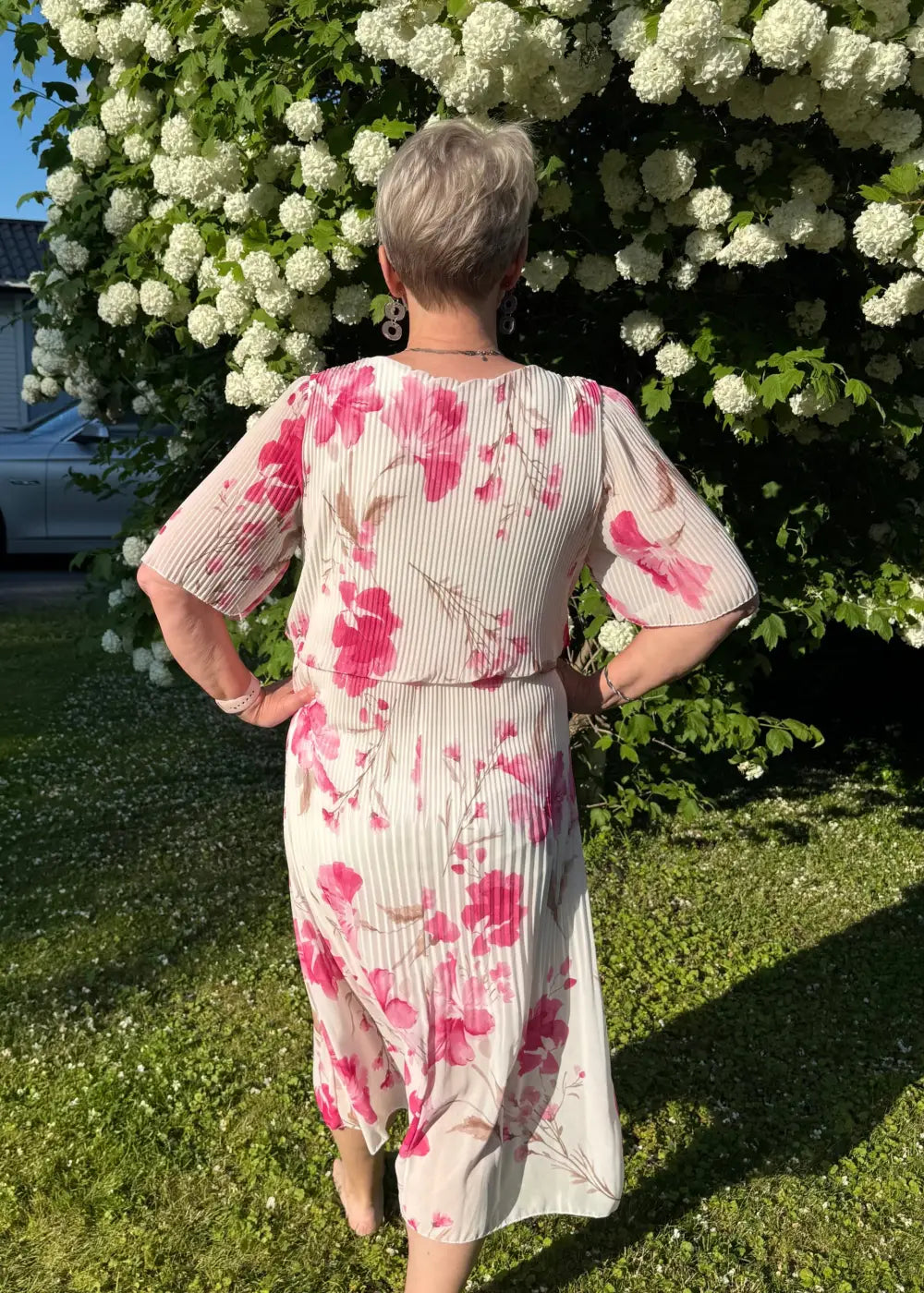Kukkakuvioinen sifonkimekko, pliseerattu kangas, V-pääntie, joustava vyötärö, alusmekko, koko 36–40, juhlaan sopiva.