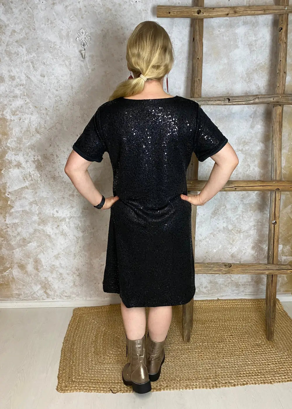 Kimaltava paljettimekko naisellisella mallilla, joustavalla materiaalilla ja O-pääntiellä näyttävään juhlatyyliin.