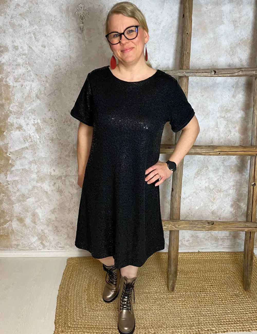 Kimaltava paljettimekko naisellisella mallilla, joustavalla materiaalilla ja O-pääntiellä näyttävään juhlatyyliin.