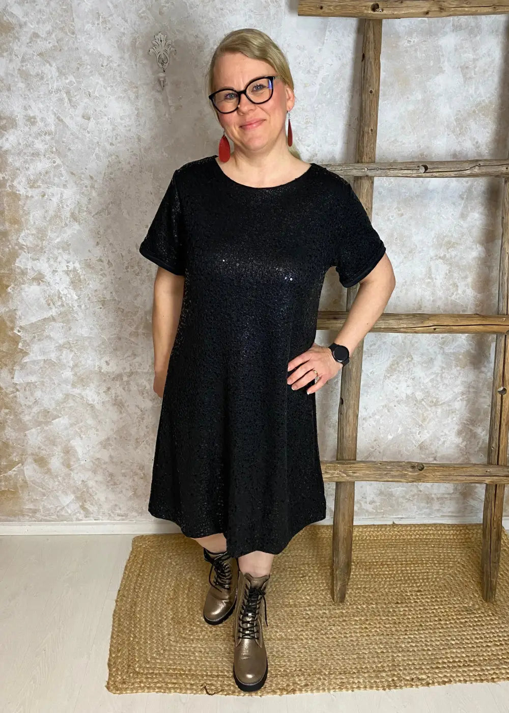 Kimaltava paljettimekko naisellisella mallilla, joustavalla materiaalilla ja O-pääntiellä näyttävään juhlatyyliin.