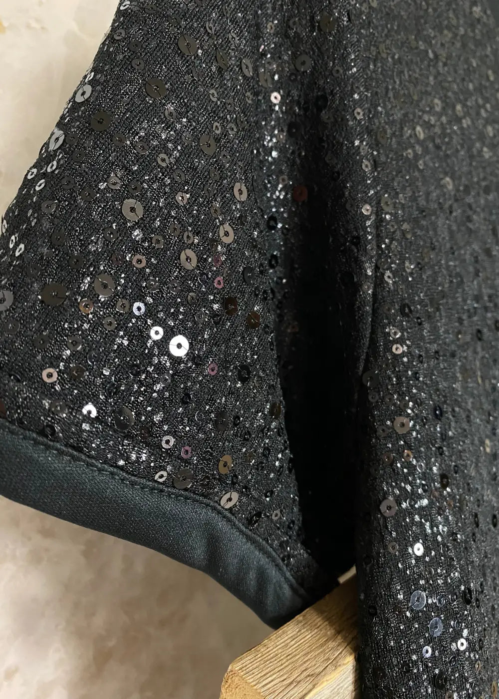 Kimaltava paljettimekko naisellisella mallilla, joustavalla materiaalilla ja O-pääntiellä näyttävään juhlatyyliin.