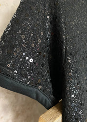 Kimaltava paljettimekko naisellisella mallilla, joustavalla materiaalilla ja O-pääntiellä näyttävään juhlatyyliin.