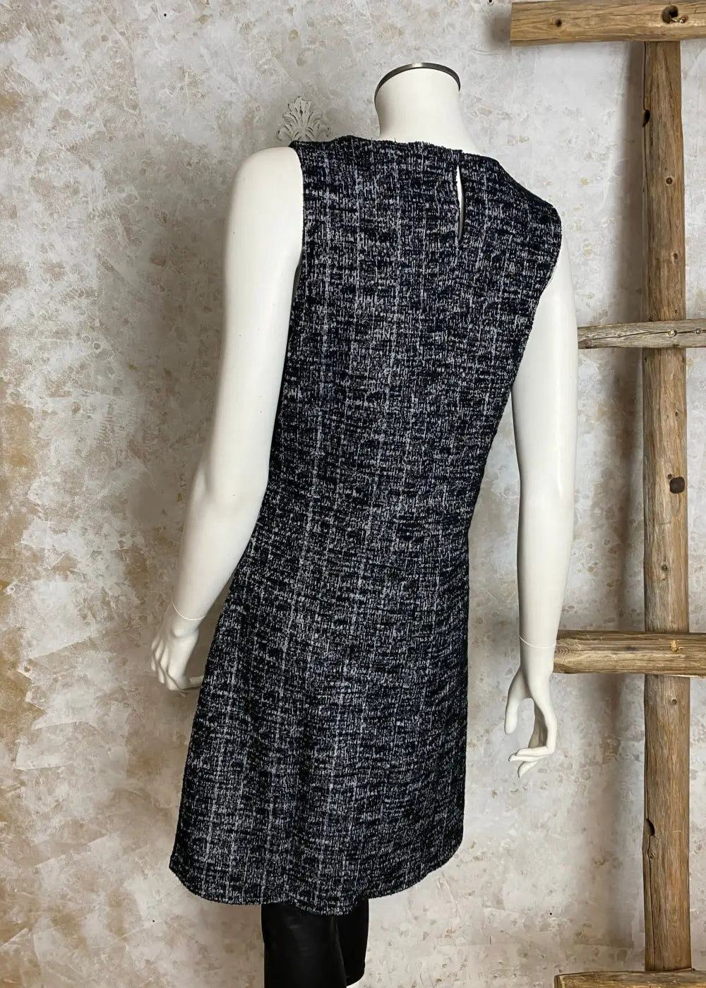 Elegantti hihaton neulemekko, tekstuurinen pinta, pehmeä trikoovuori, O-pääntie, naisellinen malli, levenevä helma, monikäyttöinen.