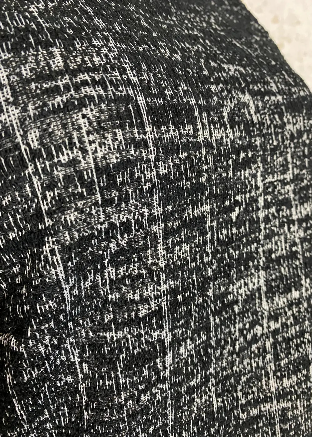 Elegantti hihaton neulemekko, tekstuurinen pinta, pehmeä trikoovuori, O-pääntie, naisellinen malli, levenevä helma, monikäyttöinen.