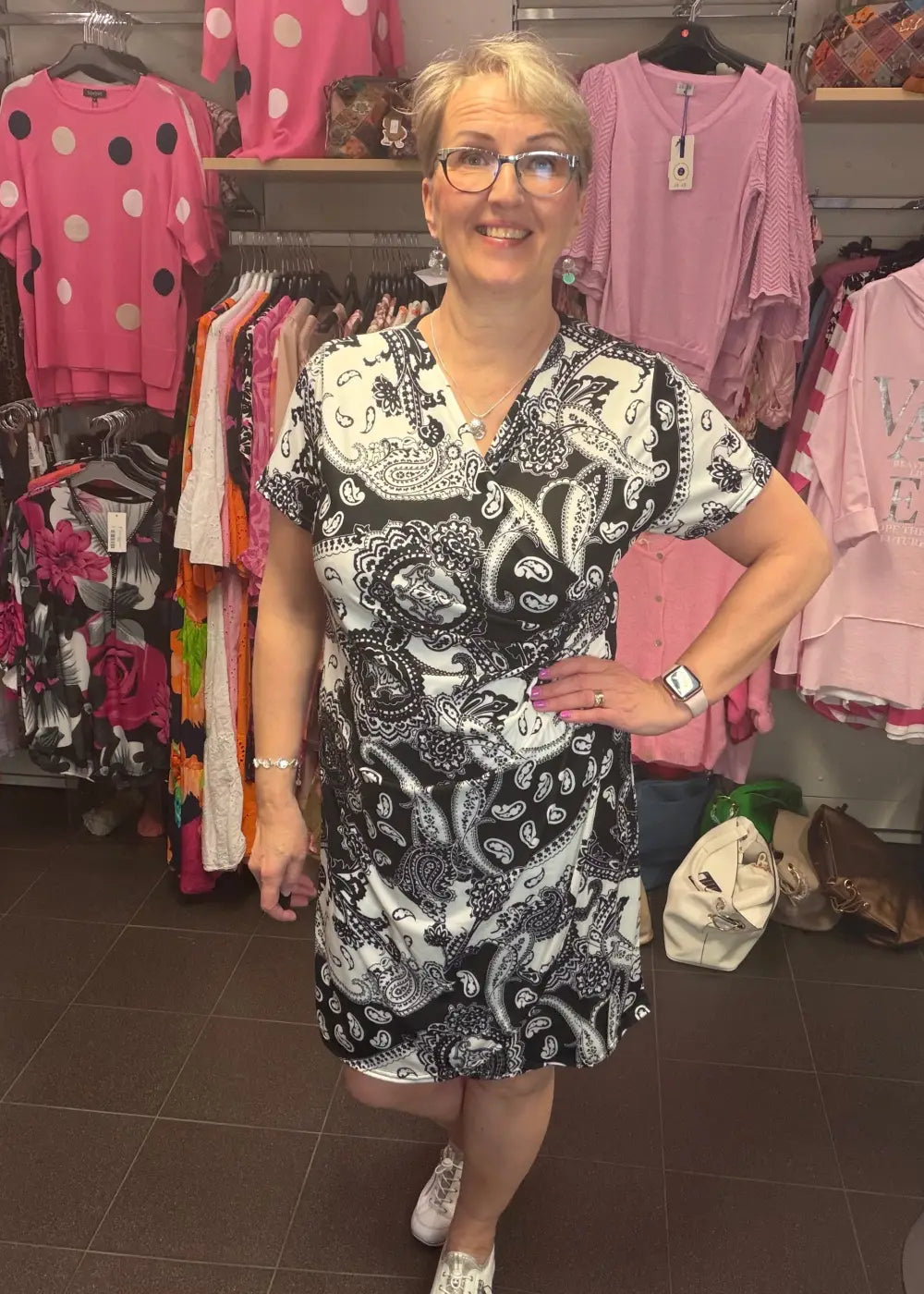Musta paisley-kuvioinen valekietaisumekko V-pääntiellä, levenevä helma ja lyhyet hihat, kevyt joustava materiaali
