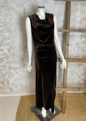 Säkenöivän kaunis hihaton velour-mekko naisille, pehmeä stretch, vesiputouskaulus, imarteleva malli ja näyttävä levenevä helma