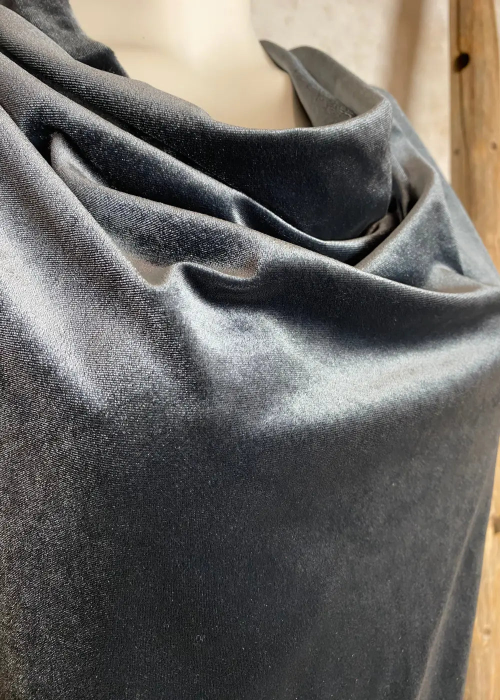 Säkenöivän kaunis hihaton velour-mekko naisille, pehmeä stretch, vesiputouskaulus, imarteleva malli ja näyttävä levenevä helma