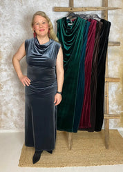 Säkenöivän kaunis hihaton velour-mekko naisille, pehmeä stretch, vesiputouskaulus, imarteleva malli ja näyttävä levenevä helma