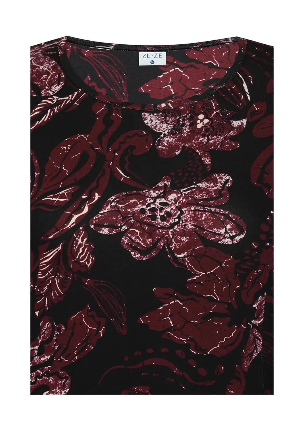 Viininpunainen kuviollinen mekko, jossa O-pääntie, vyötäröllä poikkileikkaus, taskut, vajaamittaiset hihat ja levenevä helma