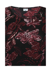 Viininpunainen kuviollinen mekko, jossa O-pääntie, vyötäröllä poikkileikkaus, taskut, vajaamittaiset hihat ja levenevä helma