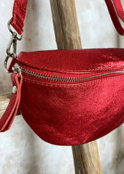 Rohkea punainen nahkalaukku kimaltavalla kuosilla, säädettävä ja irrotettava nahkahihna, vetoketju, kangasvuori ja sisätasku