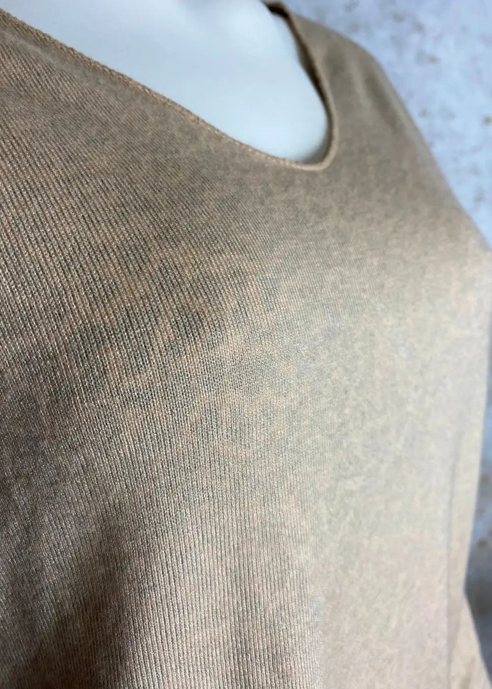 Beige ohut neule, jossa pehmeä neulos, alta kuultava leopardikuosi, V-pääntie, pitkät hihat ja rento suora malli
