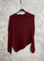 Moderni pehmeä neule Cashmere touch -materiaalista, vino pääntie ja helma, lepakkohihat, tyylikäs ja mukava arkeen.