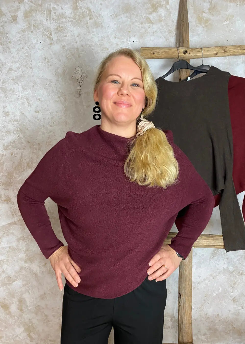 Moderni pehmeä neule Cashmere touch -materiaalista, vino pääntie ja helma, lepakkohihat, tyylikäs ja mukava arkeen.