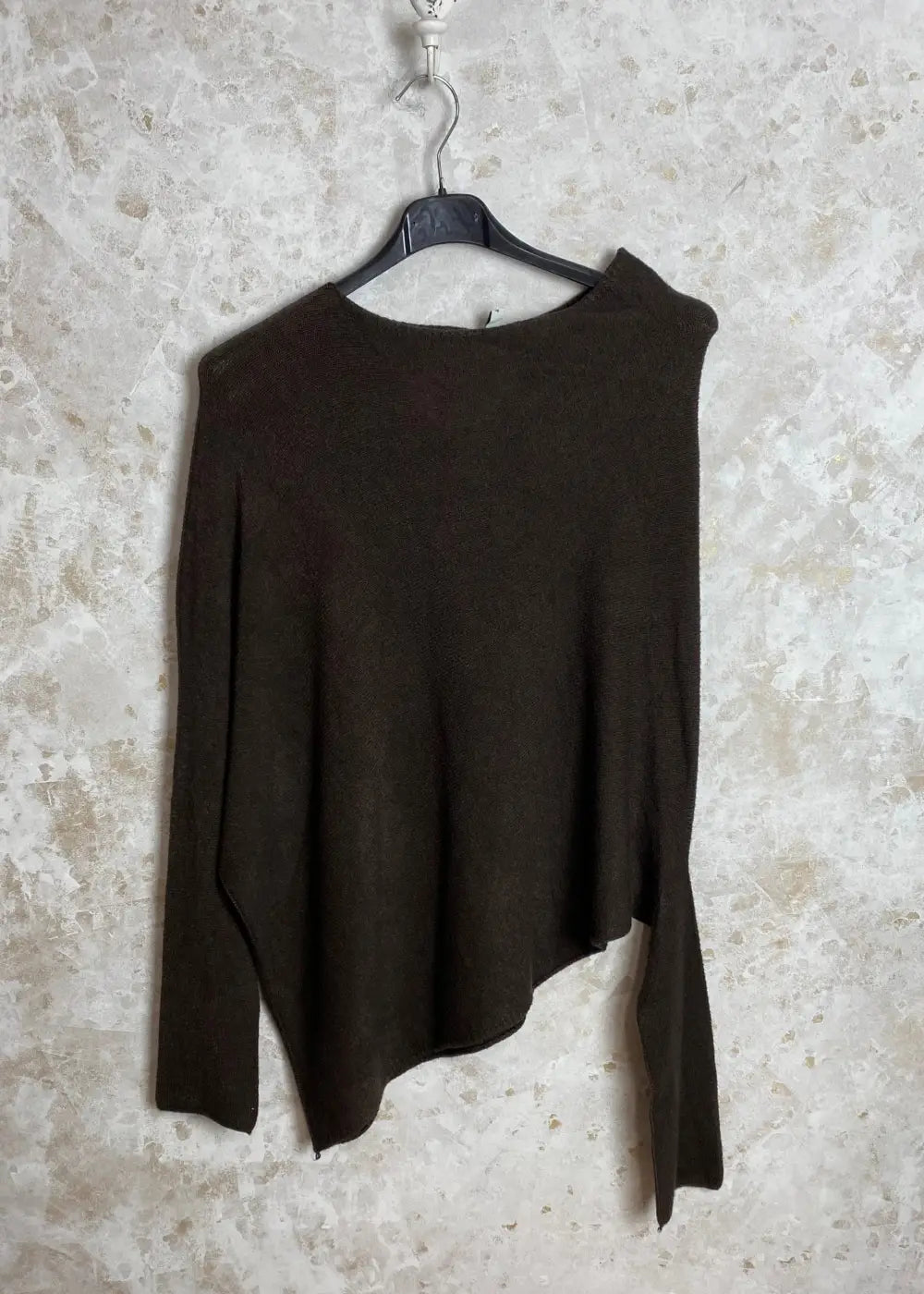 Moderni pehmeä neule Cashmere touch -materiaalista, vino pääntie ja helma, lepakkohihat, tyylikäs ja mukava arkeen.