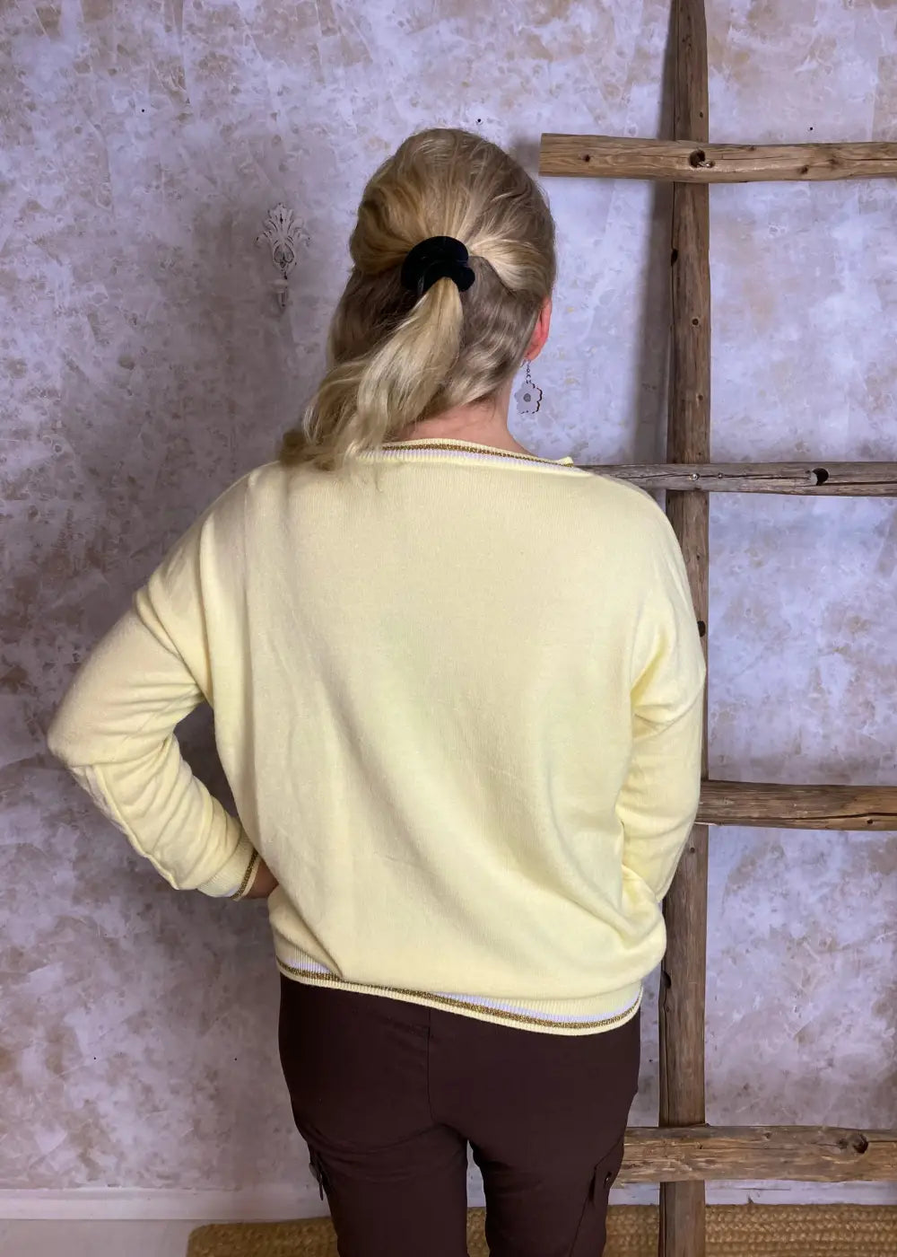 Pehmeä neule V-pääntiellä, glitter-painatuksella ja alaspäin kapenevalla mallilla, laskettu olkalinja ja kultakirjailut resoreissa