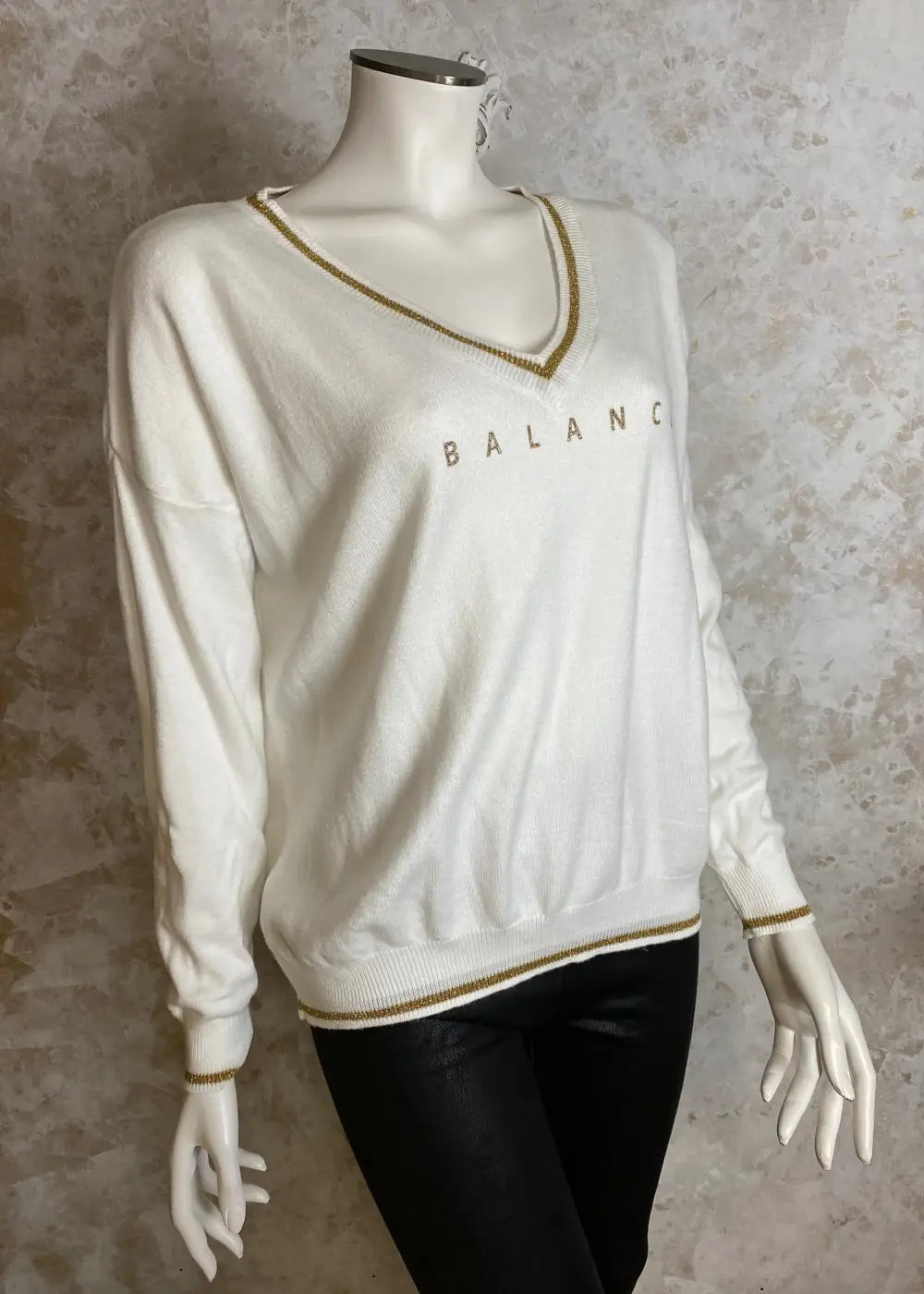 Pehmeä neule V-pääntiellä, glitter-painatuksella ja alaspäin kapenevalla mallilla, laskettu olkalinja ja kultakirjailut resoreissa