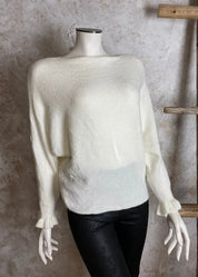 Upea naisten neule lepakkohihoilla ja frilloilla, venepääntiellä, alaspäin kapeneva malli – tyylikäs valinta arkeen ja juhlaan.