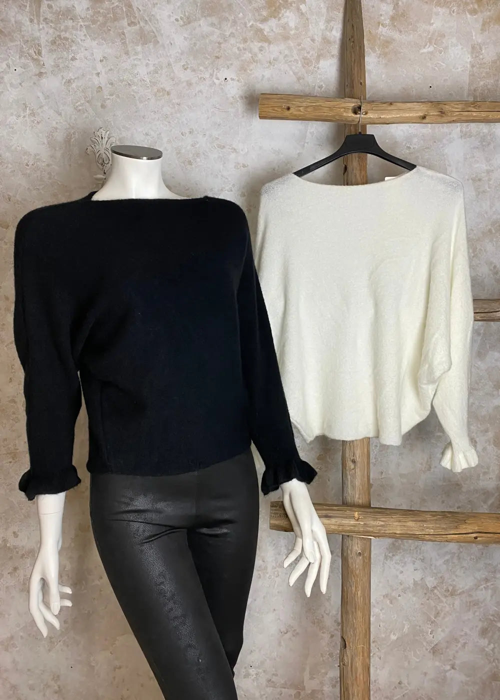 Upea naisten neule lepakkohihoilla ja frilloilla, venepääntiellä, alaspäin kapeneva malli – tyylikäs valinta arkeen ja juhlaan.