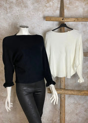 Upea naisten neule lepakkohihoilla ja frilloilla, venepääntiellä, alaspäin kapeneva malli – tyylikäs valinta arkeen ja juhlaan.