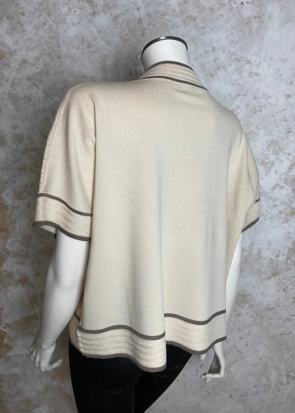 Naisten beige neule strassikukalla, paksu pehmeä materiaali, suora malli, pystykaulus, O-pääntie ja kimaltavat resorit