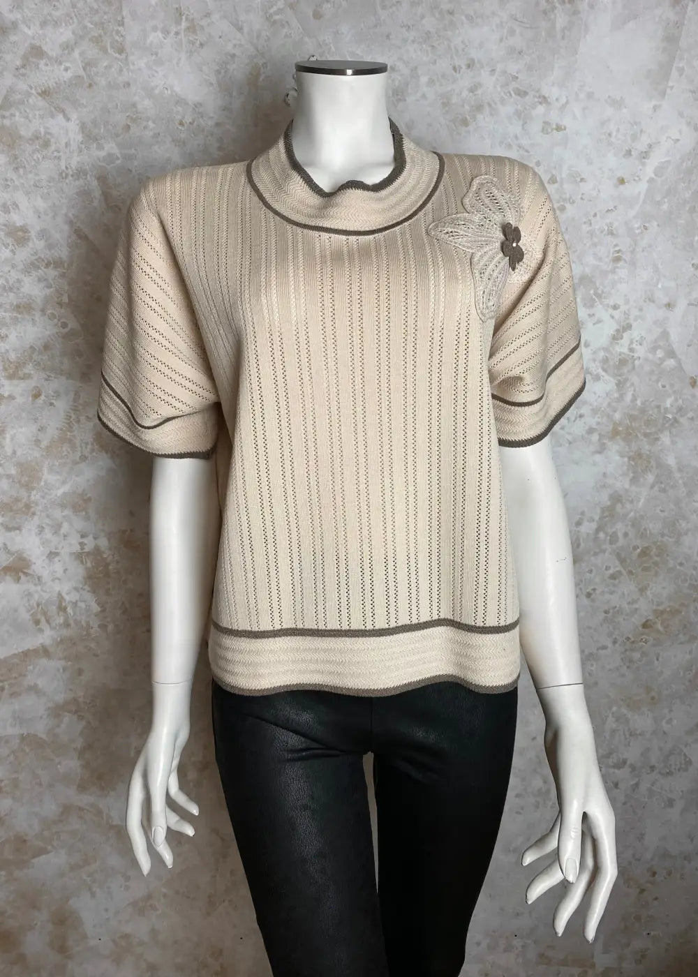 Naisten beige neule strassikukalla, paksu pehmeä materiaali, suora malli, pystykaulus, O-pääntie ja kimaltavat resorit