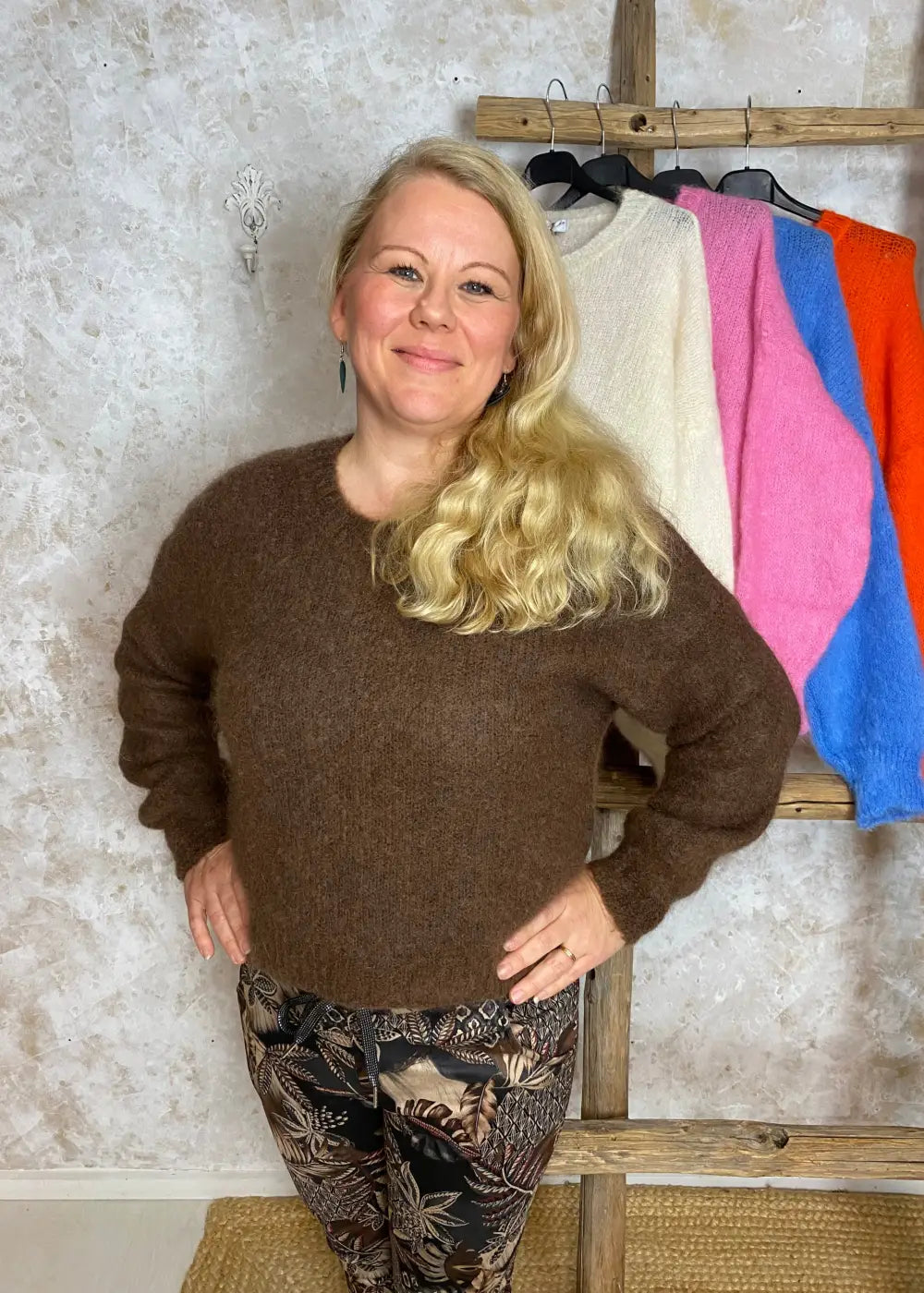 Ylellinen mohairneule, suora malli, laskettu olkalinja, täyspitkät hihat ja kevyt, pörröinen mohairsekoite.