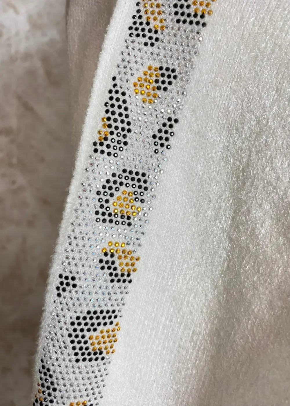 Ylellinen neule V-pääntiellä, suora malli, täysmittaiset hihat ja strassikoristelu olkapäiltä hihansuihin, "cashmere touch"