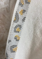 Ylellinen neule V-pääntiellä, suora malli, täysmittaiset hihat ja strassikoristelu olkapäiltä hihansuihin, "cashmere touch"