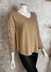 Ylellinen neule V-pääntiellä, suora malli, täysmittaiset hihat ja strassikoristelu olkapäiltä hihansuihin, "cashmere touch"