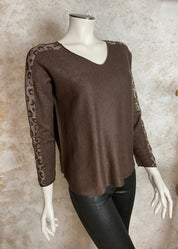 Ylellinen neule V-pääntiellä, suora malli, täysmittaiset hihat ja strassikoristelu olkapäiltä hihansuihin, "cashmere touch"