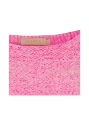 Pinkki pörröneule hurmaa pehmeällä materiaalilla, lepakkohihoilla ja tyylikkäällä venepääntiellä. Ihastu ja tilaa oma suosikkisi!