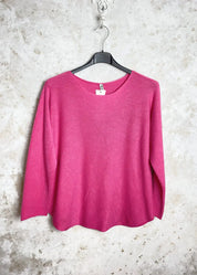 Superpehmeä Cashmere touch -neulepusero, jossa O-pääntie, pitkät hihat ja joustava, miellyttävä materiaali.