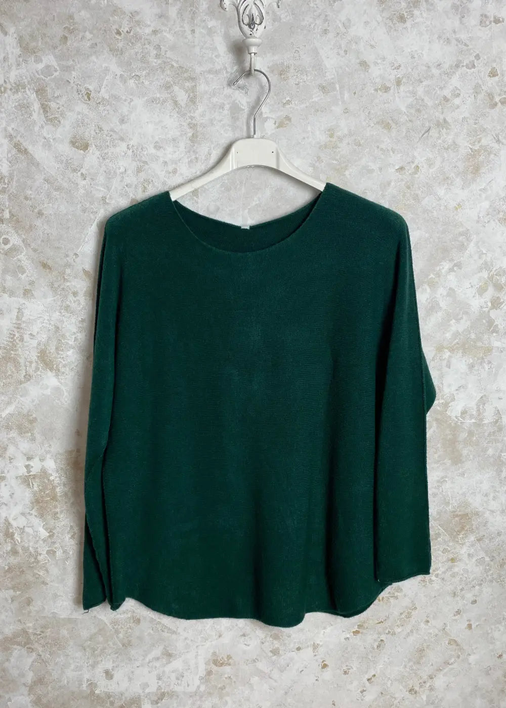 Superpehmeä Cashmere touch -neulepusero, jossa O-pääntie, pitkät hihat ja joustava, miellyttävä materiaali.