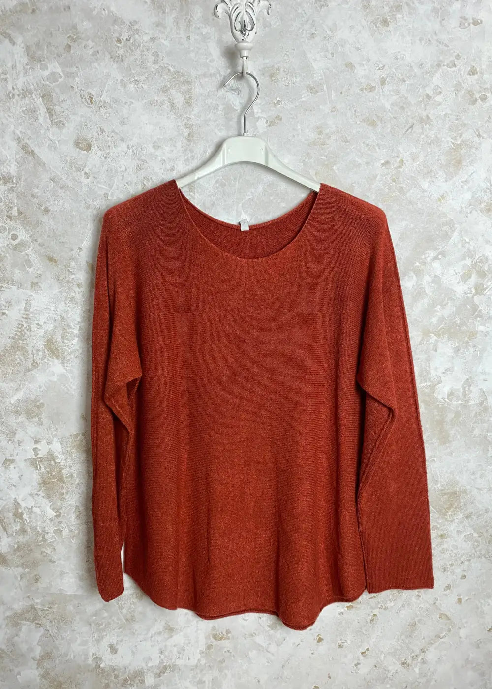 Superpehmeä Cashmere touch -neulepusero, jossa O-pääntie, pitkät hihat ja joustava, miellyttävä materiaali.