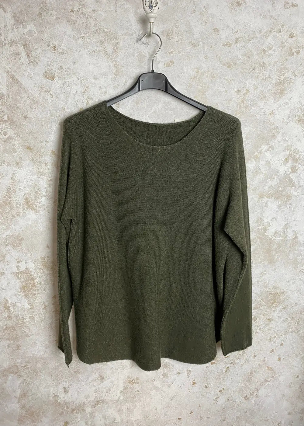 Superpehmeä Cashmere touch -neulepusero, jossa O-pääntie, pitkät hihat ja joustava, miellyttävä materiaali.