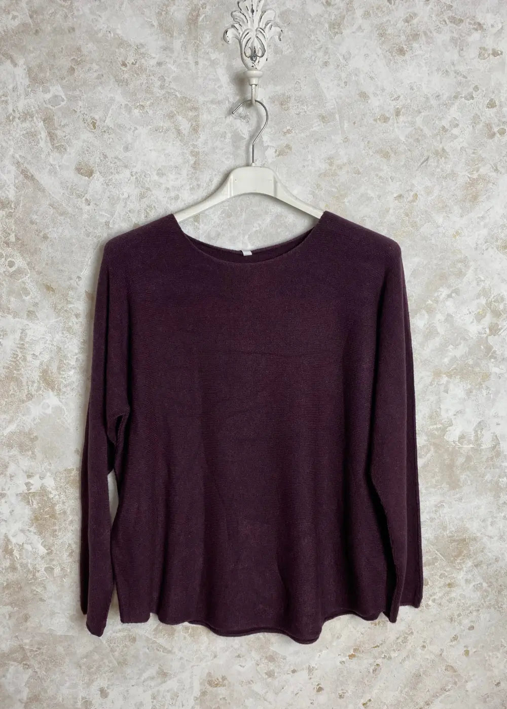Superpehmeä Cashmere touch -neulepusero, jossa O-pääntie, pitkät hihat ja joustava, miellyttävä materiaali.