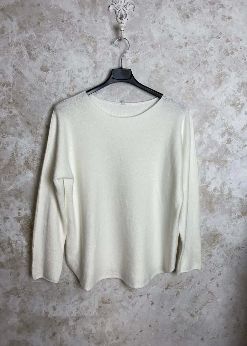 Superpehmeä Cashmere touch -neulepusero, jossa O-pääntie, pitkät hihat ja joustava, miellyttävä materiaali.