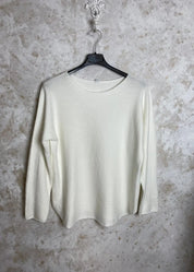 Superpehmeä Cashmere touch -neulepusero, jossa O-pääntie, pitkät hihat ja joustava, miellyttävä materiaali.