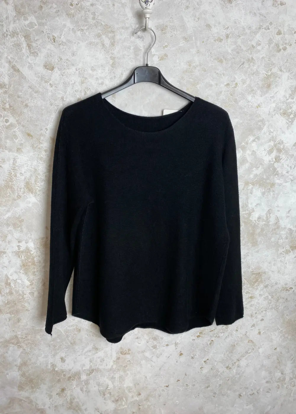 Superpehmeä Cashmere touch -neulepusero, jossa O-pääntie, pitkät hihat ja joustava, miellyttävä materiaali.