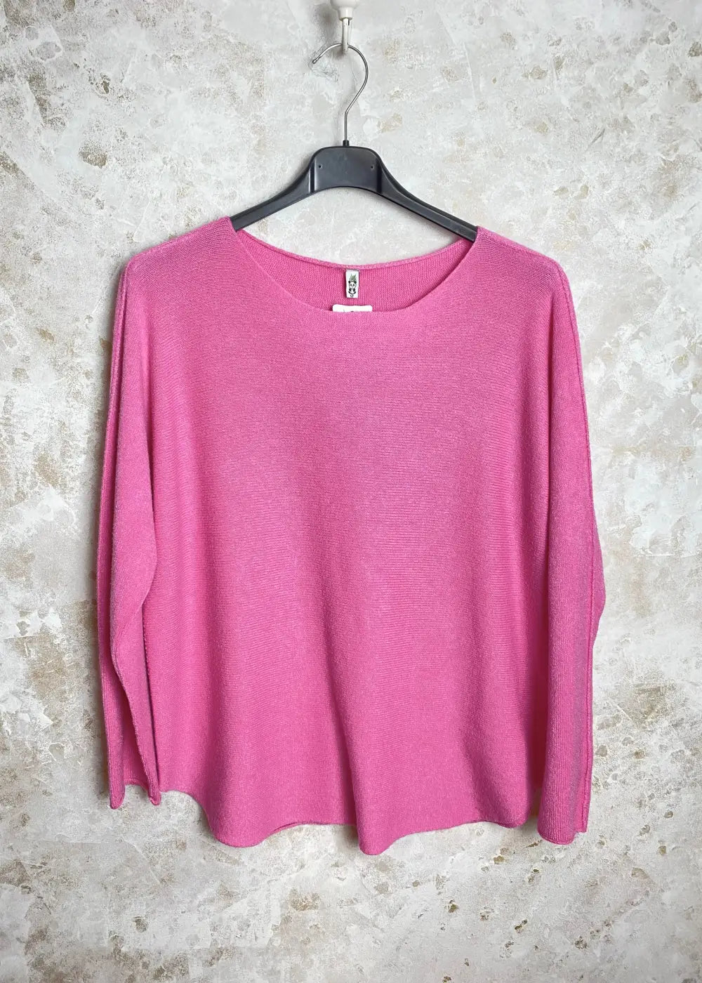 Superpehmeä Cashmere touch -neulepusero, jossa O-pääntie, pitkät hihat ja joustava, miellyttävä materiaali.