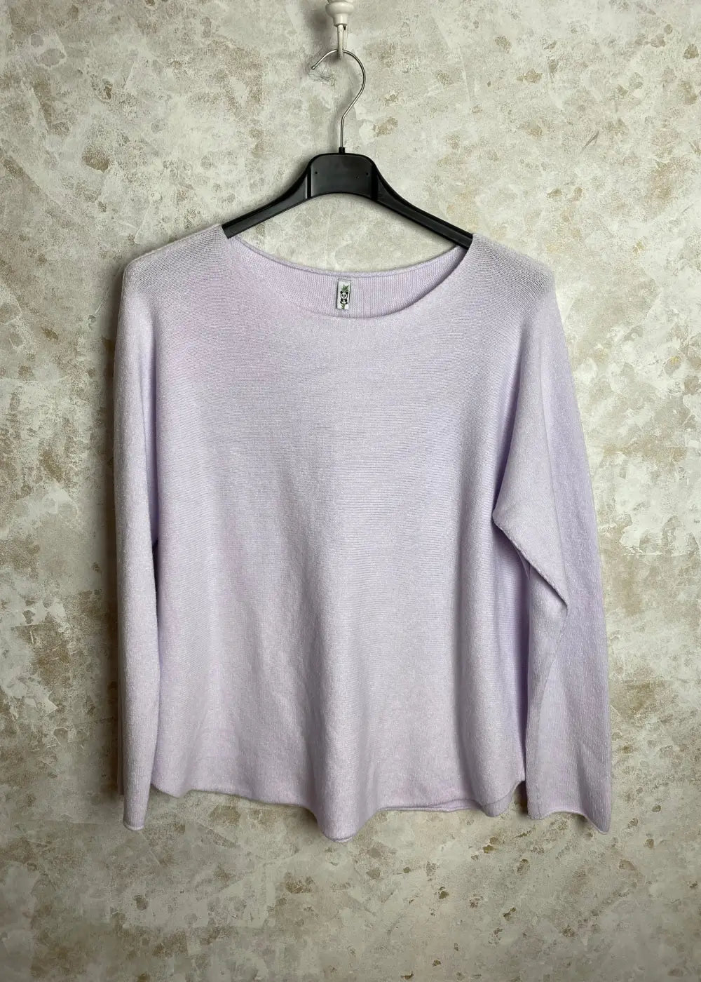 Superpehmeä Cashmere touch -neulepusero, jossa O-pääntie, pitkät hihat ja joustava, miellyttävä materiaali.