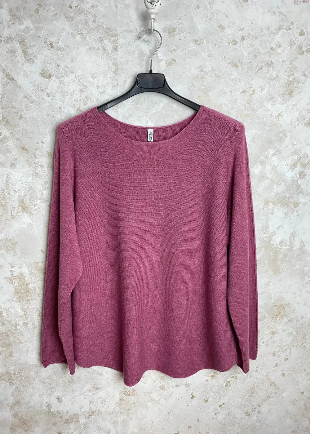 Superpehmeä Cashmere touch -neulepusero, jossa O-pääntie, pitkät hihat ja joustava, miellyttävä materiaali.